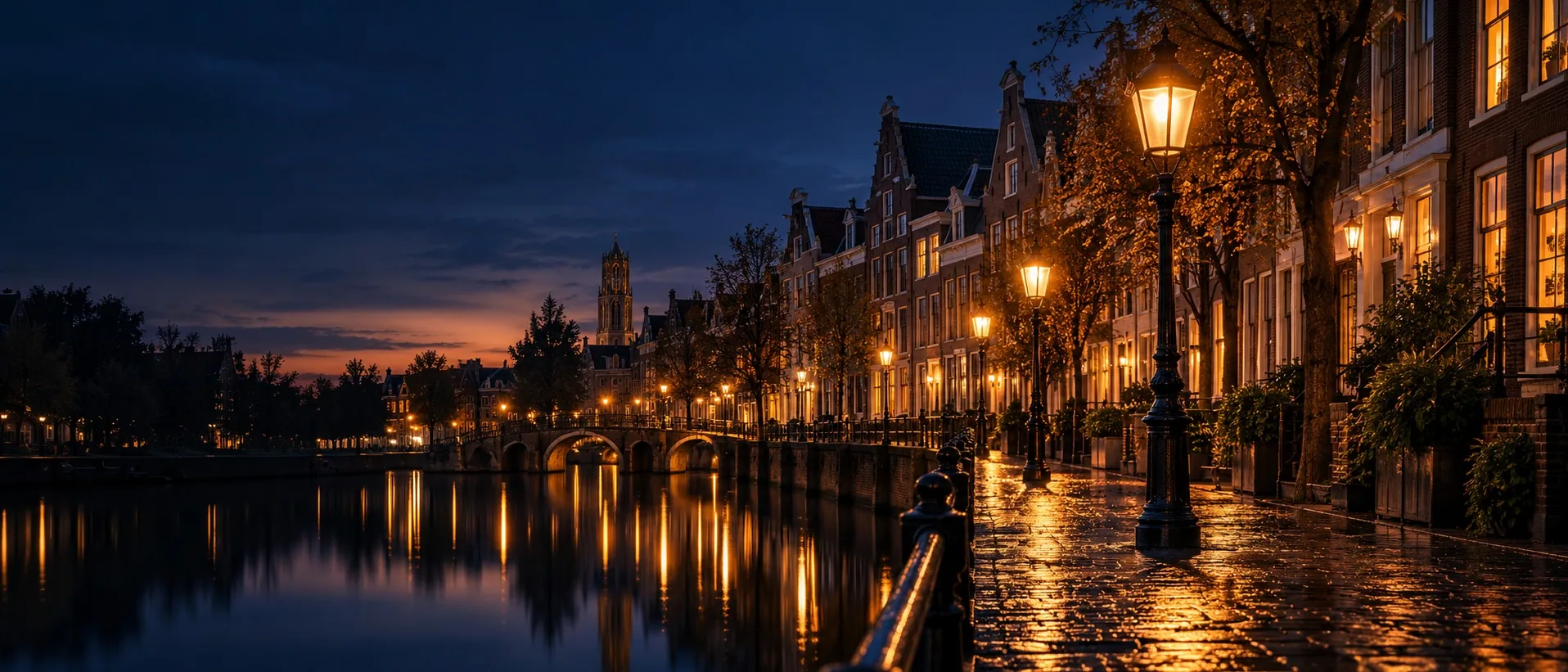 Lantaarns gaan aan langs een Utrechtse gracht